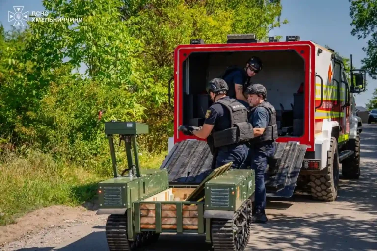 Спецтехника ГСЧС помогает ликвидировать последствия взрывов в Хмельницкой области