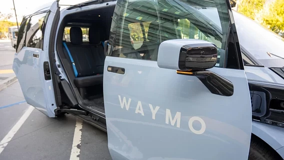 Роботаксі Waymo здало поліції підлітків, які їхали в ньому з рушницею та наркотиками