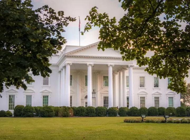Суд скасував заборону Трампа на акредитацію CNN, MS NOW і Politico у Білому домі