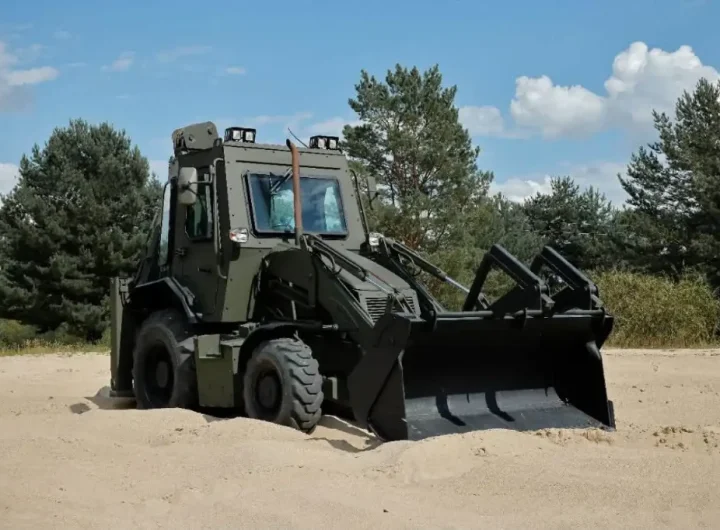 Міноборони кодифікувало броньований екскаватор-навантажувач UAT-Spider