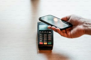 Арешт коштів боржника: види рахунків, соціальні виплати та зняття обмеження